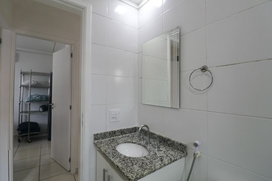 Banheiro Social de apartamento para alugar com 2 quartos, 59m² em Vila Julia, Guarujá