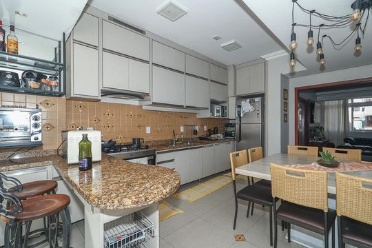 Cozinha de apartamento à venda com 3 quartos, 161m² em Independência, Porto Alegre