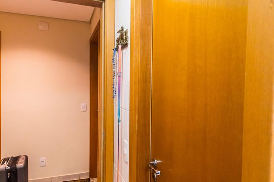 Banheiro de serviço de apartamento para alugar com 3 quartos, 156m² em Tamboré, Santana de Parnaíba