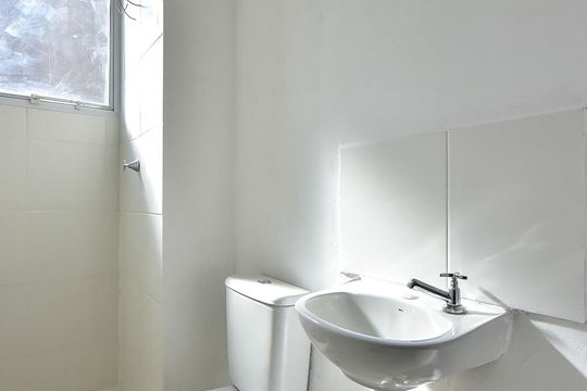 Banheiro de apartamento para alugar com 2 quartos, 47m² em Jardim do Lago, Osasco