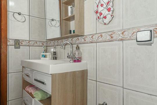 Banheiro de casa à venda com 2 quartos, 240m² em Passo das Pedras, Porto Alegre