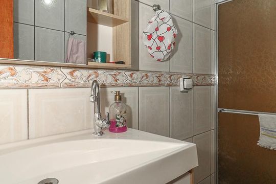 Banheiro de casa à venda com 2 quartos, 240m² em Passo das Pedras, Porto Alegre