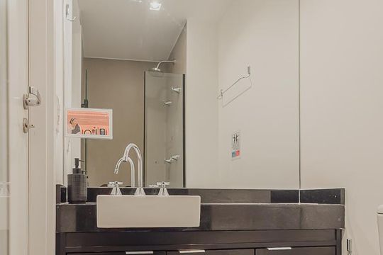 Banheiro de kitnet/studio à venda com 1 quarto, 25m² em Cerqueira César, São Paulo