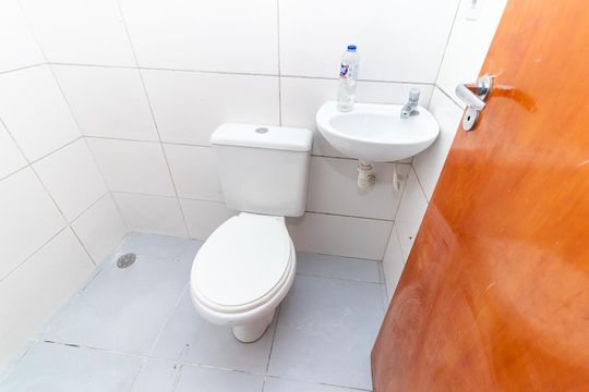 Banheiro de casa para alugar com 2 quartos, 48m² em Jardim Itapemirim, São Paulo