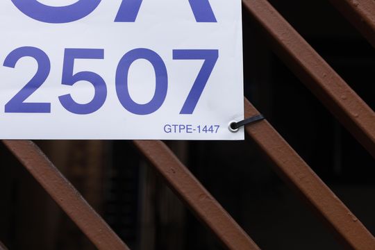 Placa instalada no portão do imóvel - Código da placa: GTPE-1447 de casa para alugar com 1 quarto, 40m² em Vila Verde, São Paulo