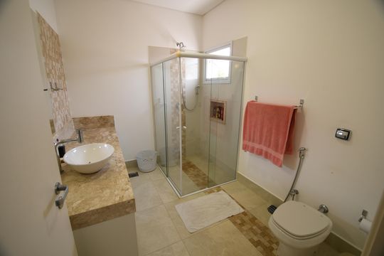 Banheiro 2 de casa de condomínio à venda com 5 quartos, 620m² em Loteamento Alphaville Campinas, Campinas