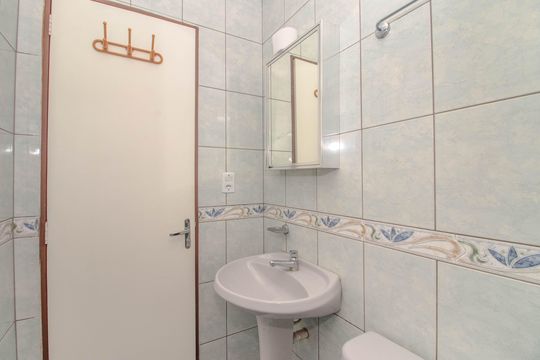 Banheiro de apartamento para alugar com 2 quartos, 58m² em Jardim Itu, Porto Alegre