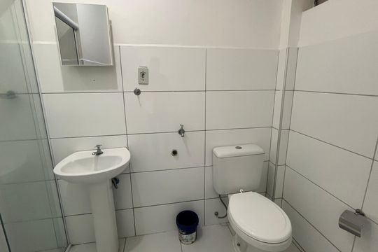 Banheiro de kitnet/studio para alugar com 1 quarto, 30m² em Vila Itapura, Campinas