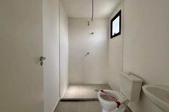 Banheiro de kitnet/studio para alugar com 0 quarto, 24m² em Jardim das Acacias, São Paulo