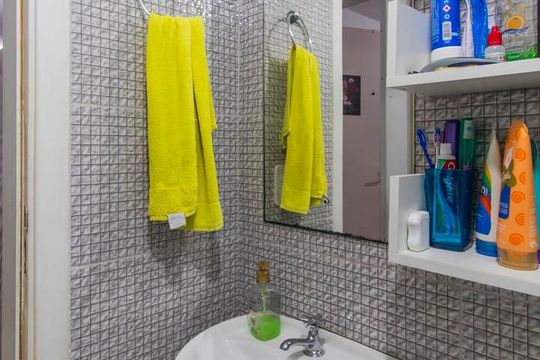 Banheiro Social de apartamento à venda com 2 quartos, 47m² em Vila Nova, Porto Alegre