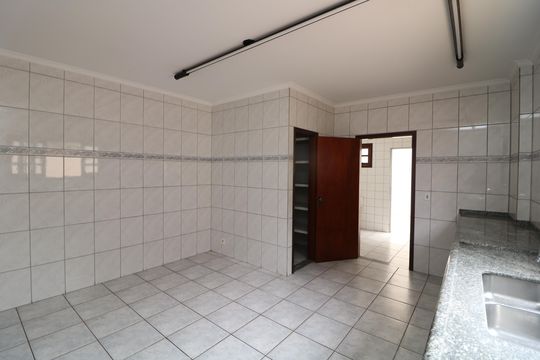 Cozinha de casa à venda com 3 quartos, 205m² em Sítio da Figueira, São Paulo