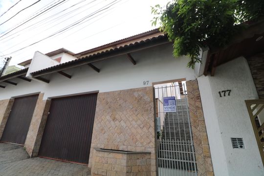Fachada de casa à venda com 3 quartos, 205m² em Sítio da Figueira, São Paulo