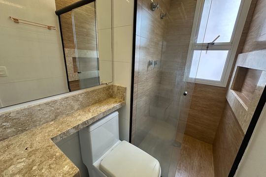 Banheiro da Suíte de apartamento à venda com 2 quartos, 65m² em Alphaville Empresarial, Barueri