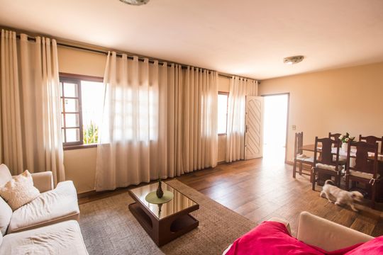 Sala de casa para alugar com 4 quartos, 171m² em Vila Sul Americana, Carapicuíba