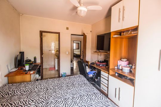 Suíte de casa para alugar com 4 quartos, 171m² em Vila Sul Americana, Carapicuíba