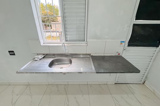 Cozinha de kitnet/studio para alugar com 1 quarto, 15m² em Liberdade, São Paulo