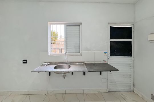 Cozinha de kitnet/studio para alugar com 1 quarto, 15m² em Liberdade, São Paulo