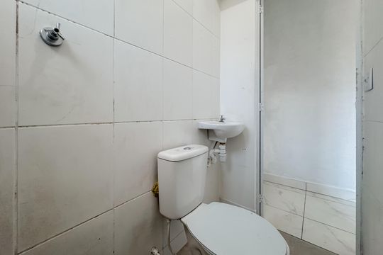 Banheiro de kitnet/studio para alugar com 1 quarto, 15m² em Liberdade, São Paulo