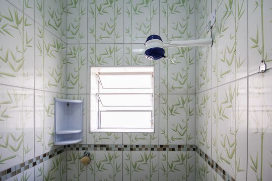 Banheiro Social de casa para alugar com 1 quarto, 40m² em Vila Santa Edwiges, São Paulo