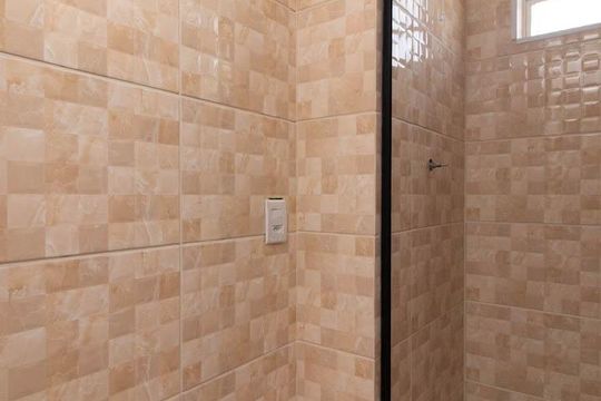 Banheiro de apartamento à venda com 1 quarto, 49m² em Partenon, Porto Alegre