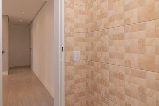 Banheiro de apartamento à venda com 1 quarto, 49m² em Partenon, Porto Alegre