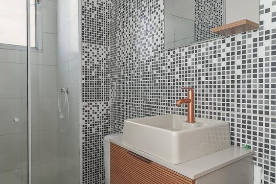 Banheiro de apartamento à venda com 2 quartos, 42m² em Sarandi, Porto Alegre