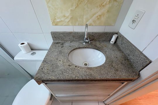 Banheiro Social de apartamento à venda com 2 quartos, 50m² em Parque São Vicente, Mauá