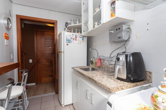 Cozinha de apartamento à venda com 1 quarto, 50m² em Independência, Porto Alegre