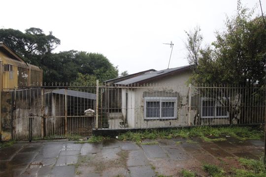 Fachada de casa à venda com 3 quartos, 100m² em Morro Santana, Porto Alegre