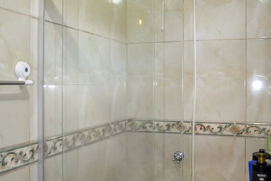 Banheiro suite de casa à venda com 3 quartos, 146m² em Hípica, Porto Alegre