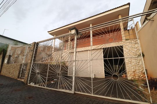Fachada de casa para alugar com 4 quartos, 500m² em Osvaldo Rezende, Uberlândia