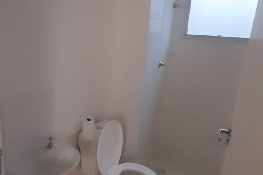 Banheiro de apartamento à venda com 2 quartos, 42m² em Rubem Berta, Porto Alegre