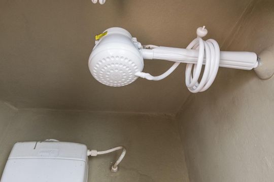 Banheiro de serviço de casa para alugar com 2 quartos, 150m² em Ramos, Rio de Janeiro