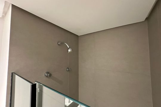 Banheiro de kitnet/studio à venda com 1 quarto, 24m² em Pompeia, São Paulo