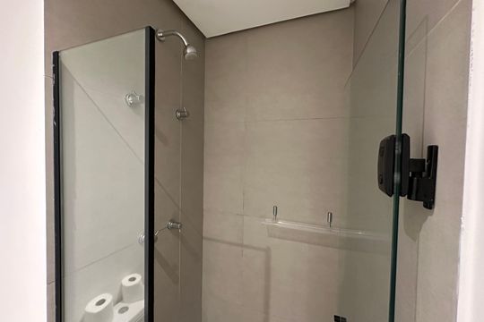 Banheiro de kitnet/studio à venda com 1 quarto, 24m² em Pompeia, São Paulo