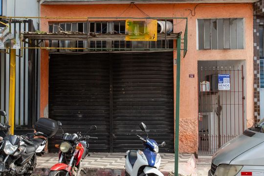 Fachada de casa à venda com 2 quartos, 400m² em Conceição, Diadema