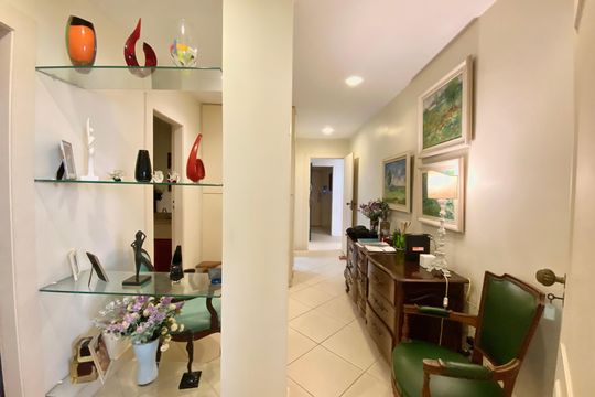 Corredor de apartamento à venda com 3 quartos, 250m² em Copacabana, Rio de Janeiro