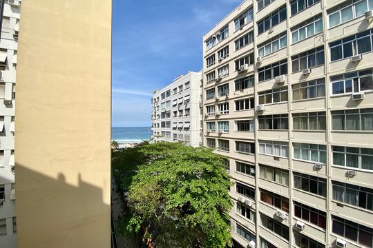 Vista sala de apartamento à venda com 3 quartos, 250m² em Copacabana, Rio de Janeiro