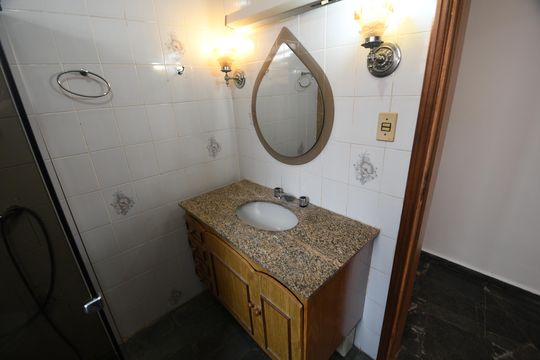 Banheiro de casa à venda com 4 quartos, 157m² em Vila Iza, Campinas