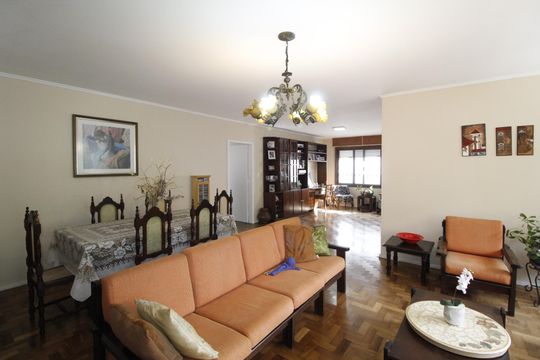 Casa à venda com 4 quartos, 300m² em Três Figueiras, Porto Alegre
