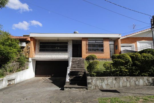 Fachada de casa à venda com 4 quartos, 300m² em Três Figueiras, Porto Alegre