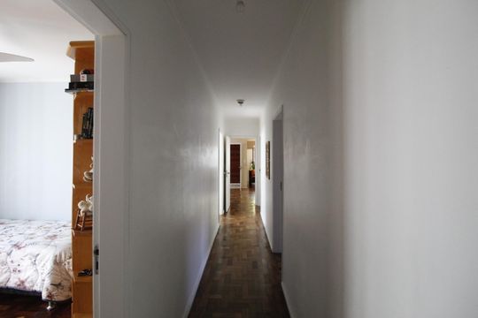Corredor de casa à venda com 4 quartos, 300m² em Três Figueiras, Porto Alegre