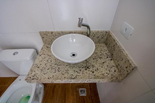 Banheiro social de apartamento à venda com 2 quartos, 49m² em Utinga, Santo André