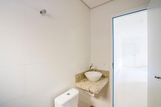 Banheiro social de apartamento à venda com 2 quartos, 50m² em Utinga, Santo André