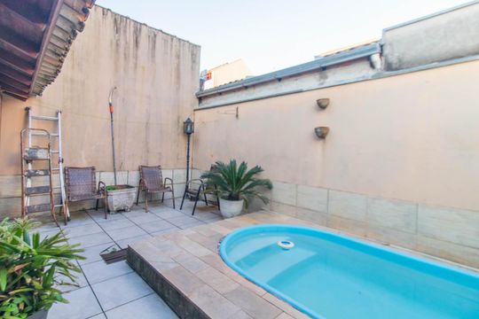 Quintal de casa à venda com 3 quartos, 120m² em Hípica, Porto Alegre