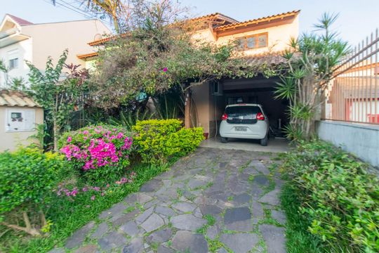 Fachada de casa à venda com 3 quartos, 120m² em Hípica, Porto Alegre