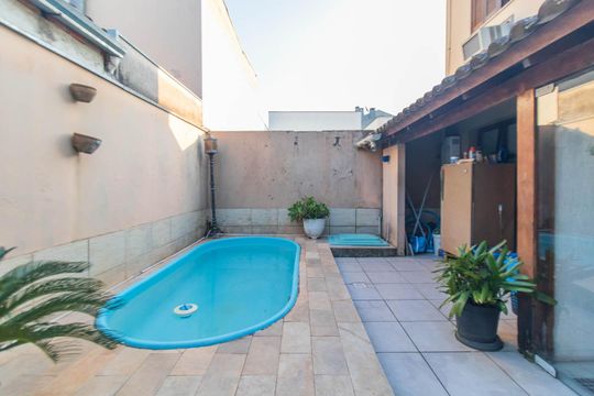 Quintal de casa à venda com 3 quartos, 120m² em Hípica, Porto Alegre