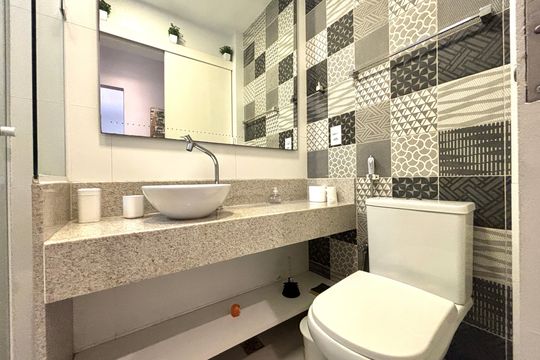 Banheiro social de apartamento à venda com 2 quartos, 92m² em Copacabana, Rio de Janeiro