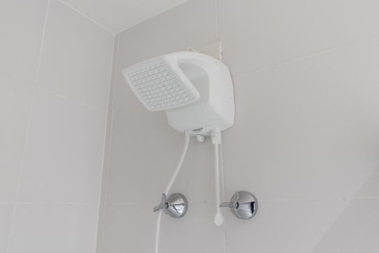 Banheiro de kitnet/studio para alugar com 1 quarto, 25m² em Pinheiros, São Paulo
