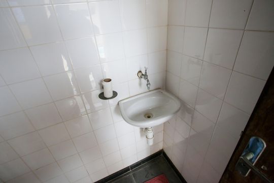Banheiro de Serviço de casa de condomínio à venda com 3 quartos, 450m² em Taquara, Rio de Janeiro